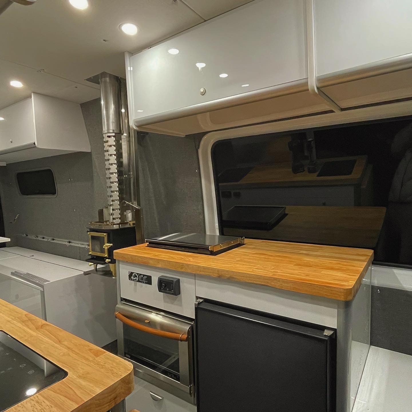 2020 Sprinter 4x4 2500 full custom built camper van, only 28000km, clean title.