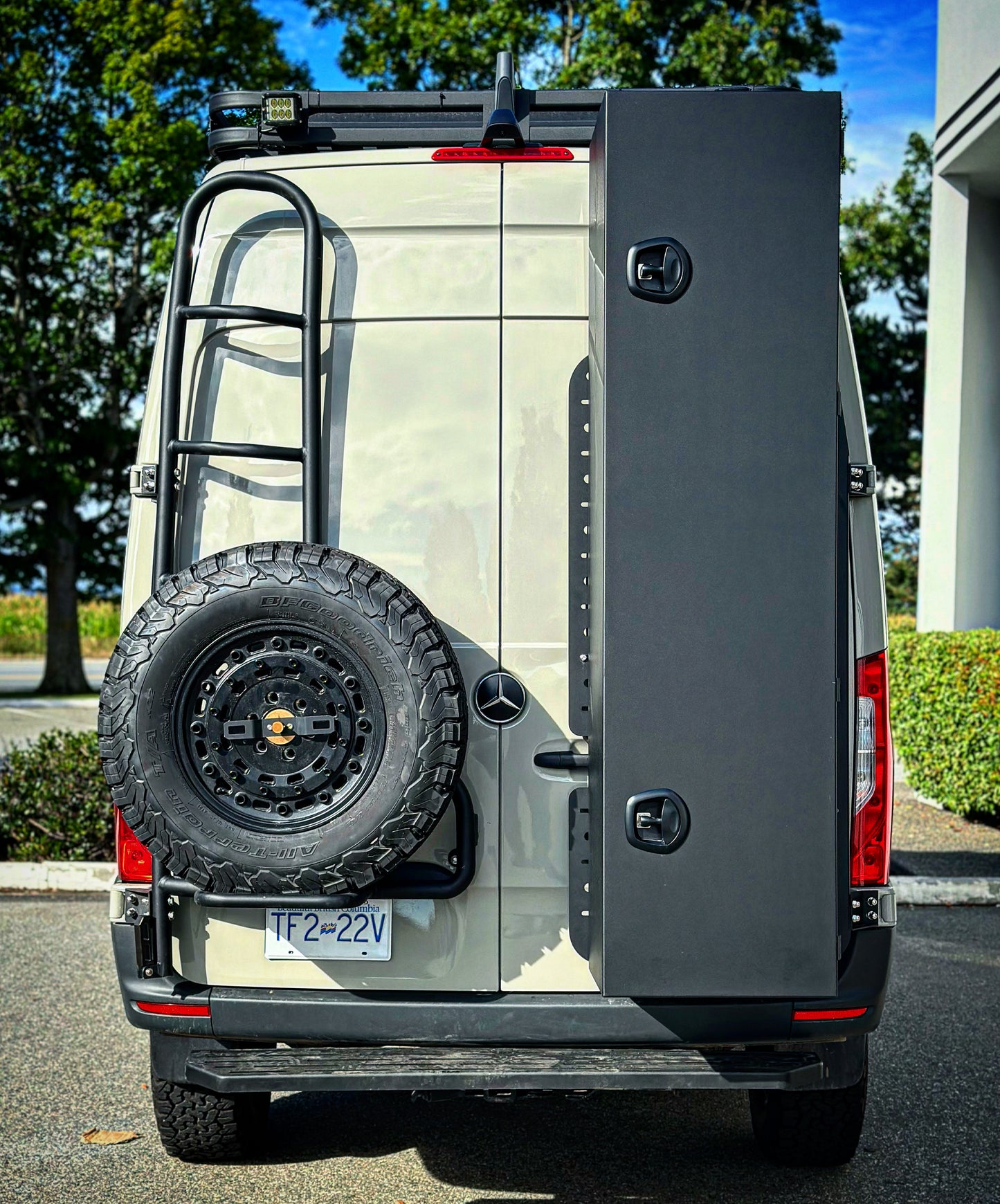 Sprinter Two-in-one ladder and tire carrier - Aluminum